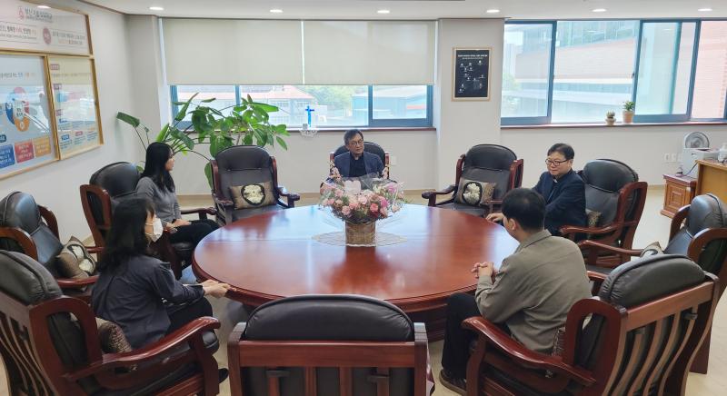 총학생회, 스승의날 맞아 총장실 방문 관련 이미지